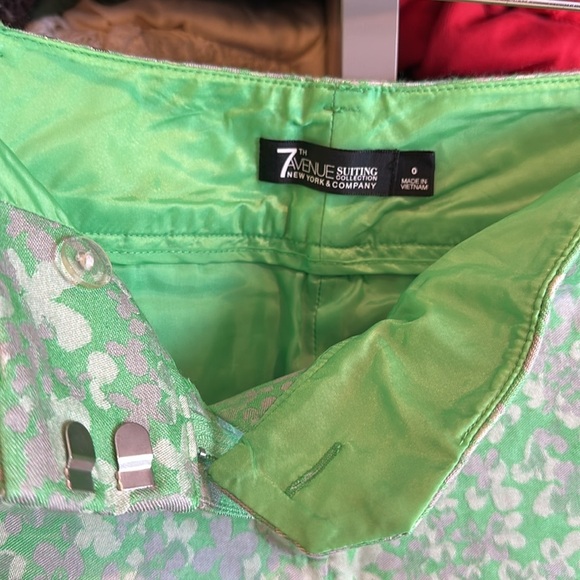 NY & Co green flowered with metallics threads size 0 shorts​ - Picture 2 of 3